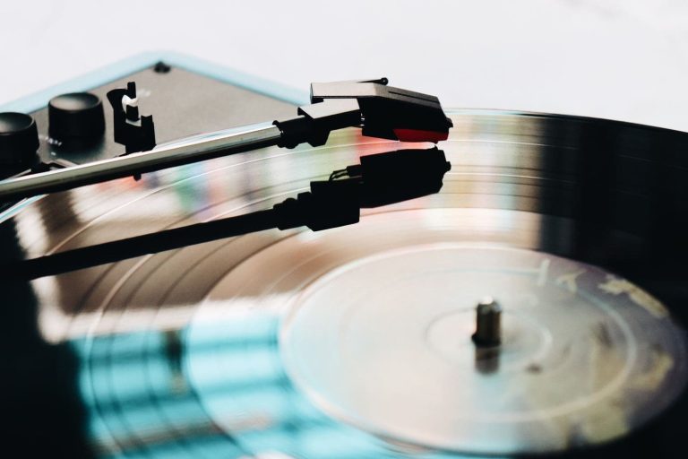 How to Connect a Turntable to Audioengine Speakers